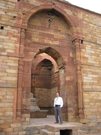 Marcus at a HUGE doorway on the site of the Qutab Minar